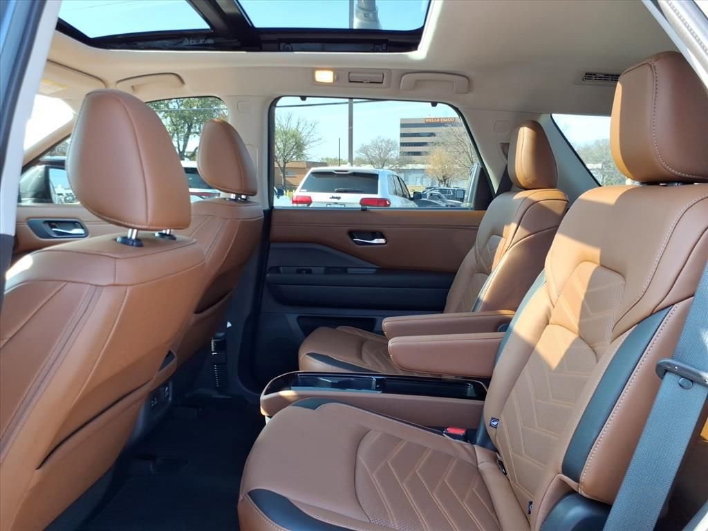 Used 2023 Nissan Pathfinder Platinum image 15
