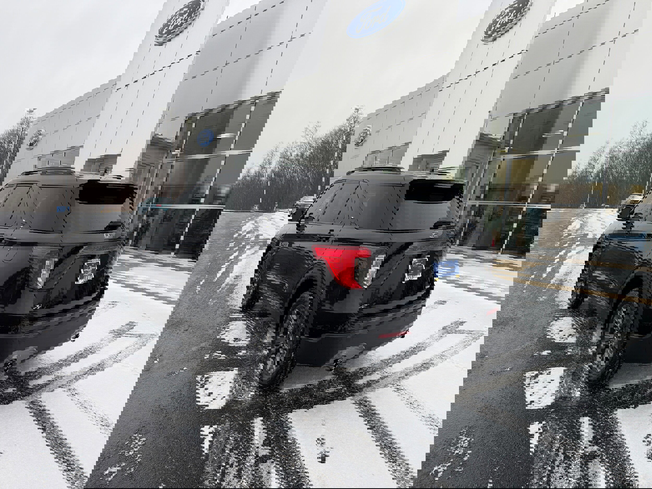 Certified 2022 Ford Explorer XLT w/ Equipment Group 202A image 5