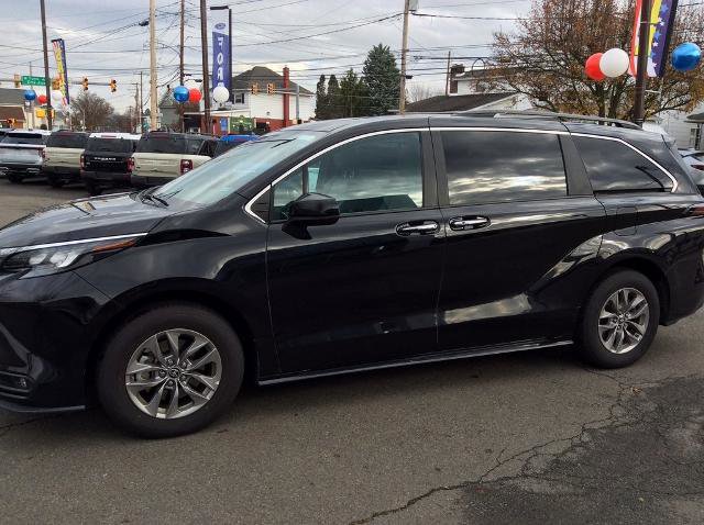 Used 2025 Toyota Sienna XLE image 5
