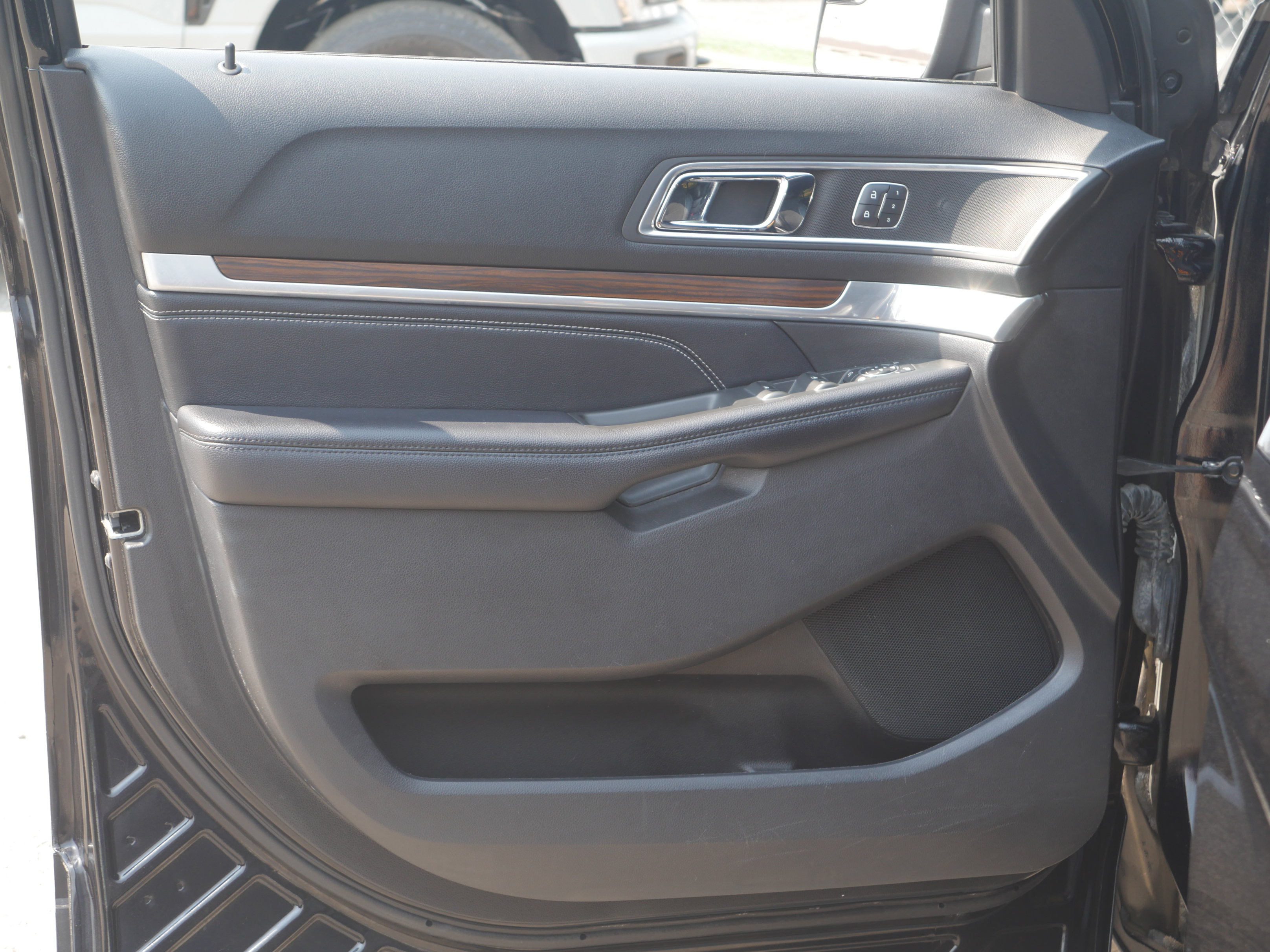 Certified 2017 Ford Explorer Limited FWD image 33
