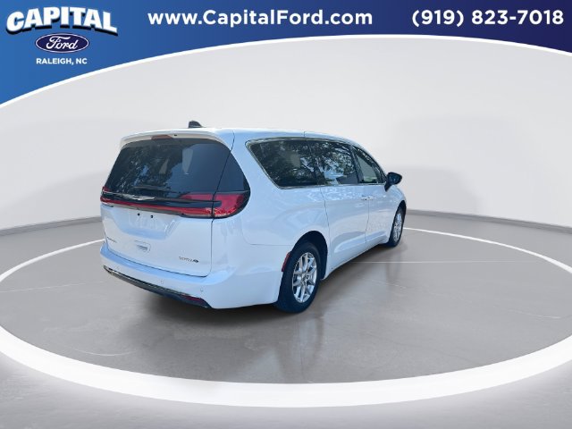 Used 2025 Chrysler Pacifica Select FWD image 8