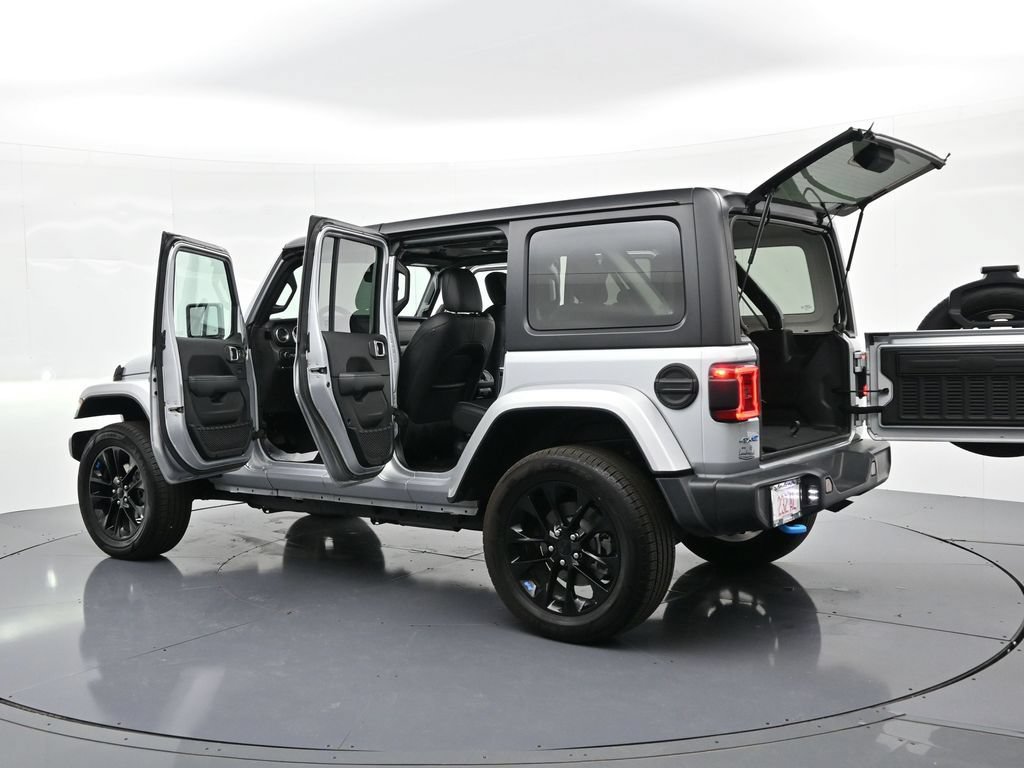 Used 2022 Jeep Wrangler Unlimited Sahara w/ Cold Weather Group AWD/4WD image 31