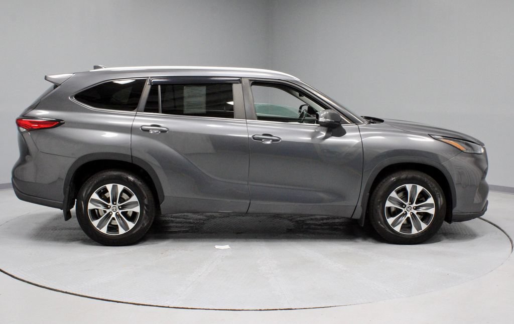 Used 2023 Toyota Highlander AWD image 11