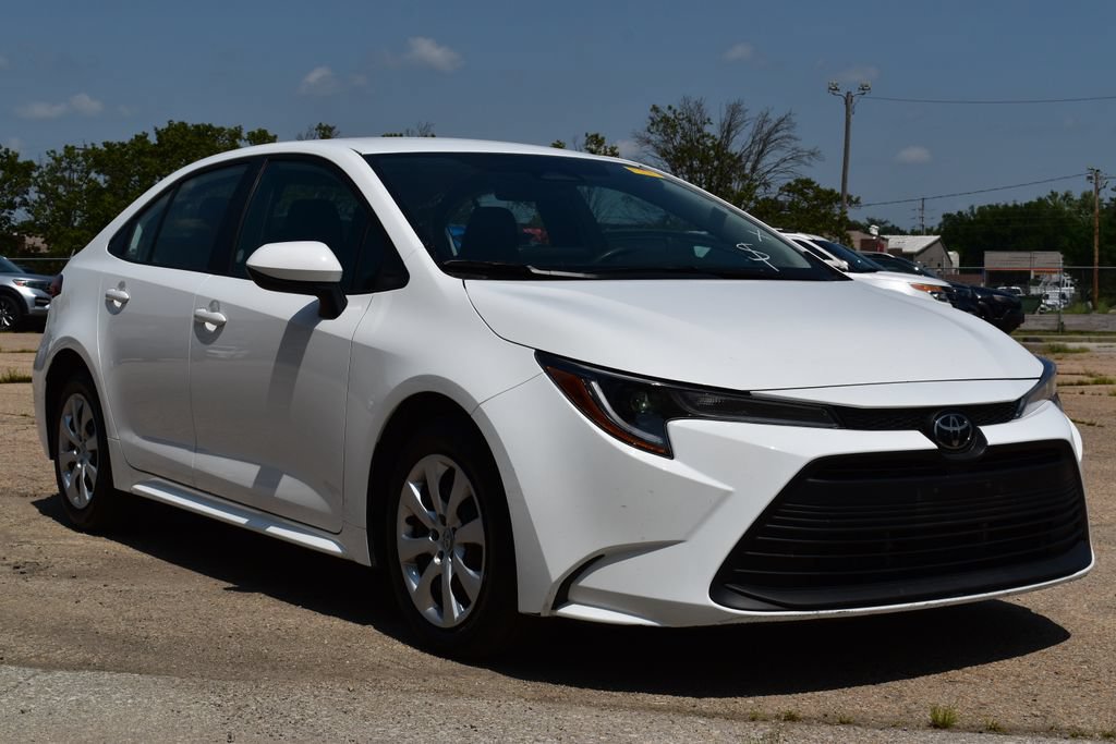 Used 2025 Toyota Corolla LE FWD image 3