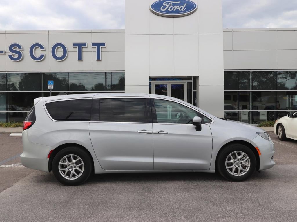 Used 2023 Chrysler Voyager LX FWD image 6