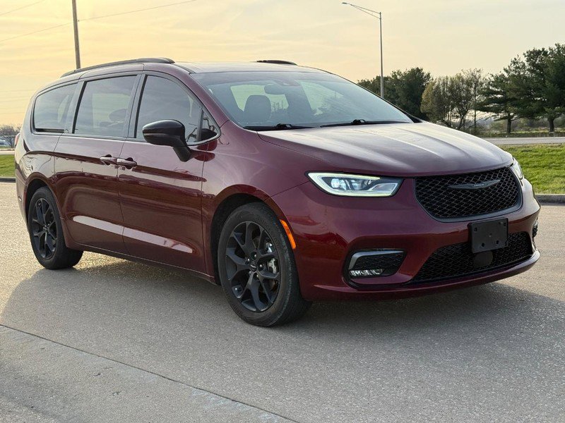 Used 2023 Chrysler Pacifica Limited w/ S Appearance Package image 8