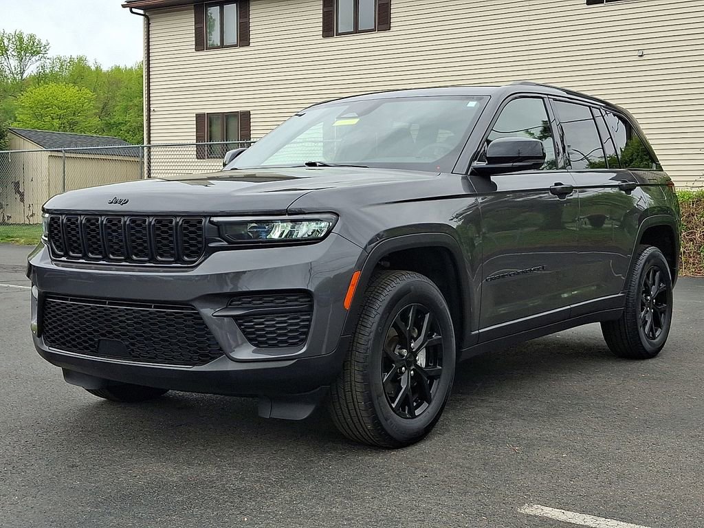 Used 2025 Jeep Grand Cherokee Altitude AWD/4WD image 3