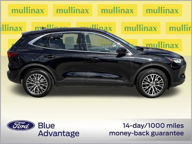 Certified 2025 Ford Escape SE image 2