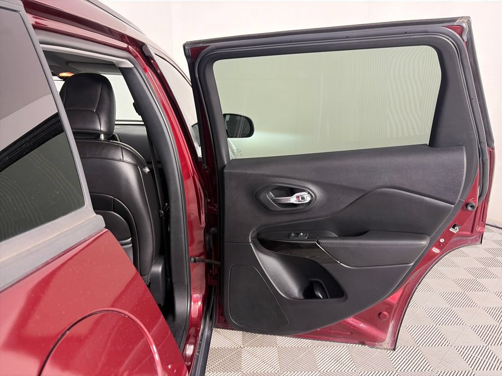 Used 2019 Jeep Cherokee Latitude Plus AWD/4WD image 29