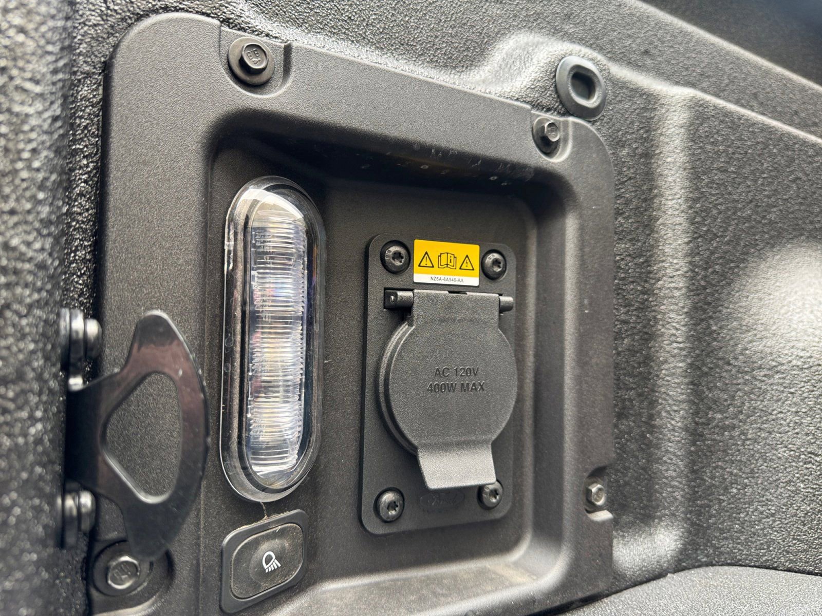 Certified 2025 Ford Maverick XLT w/ XLT Luxury Package image 18