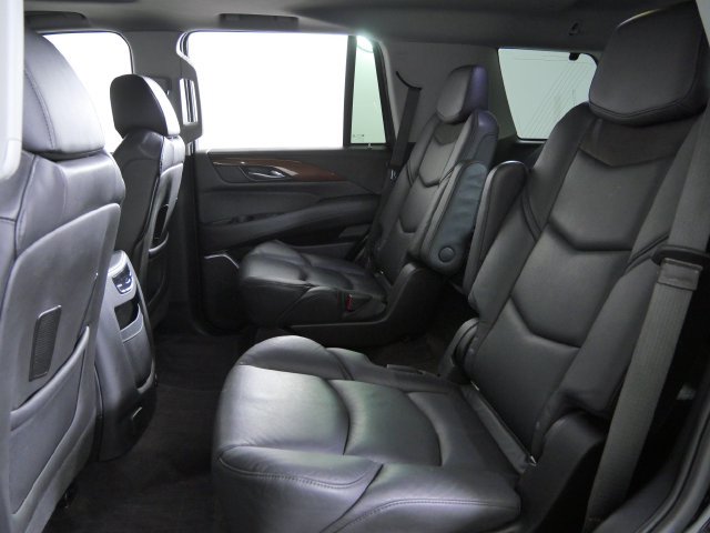 Used 2020 Cadillac Escalade Luxury w/ Escalade Sport Edition AWD/4WD image 17
