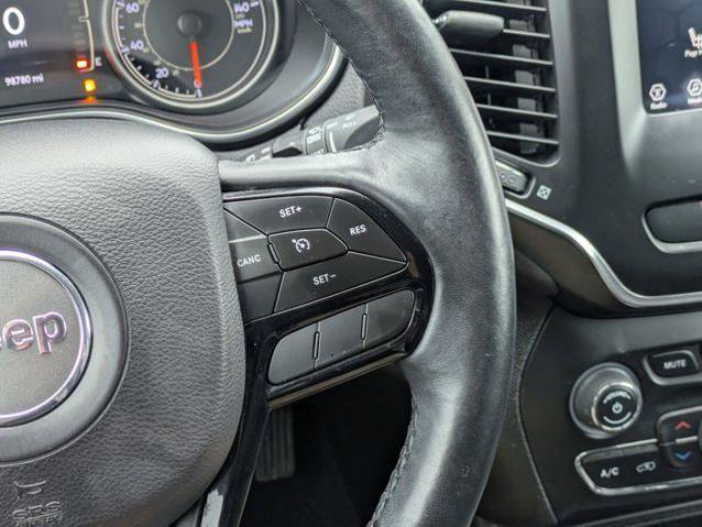 Used 2019 Jeep Cherokee Latitude Plus AWD/4WD image 17