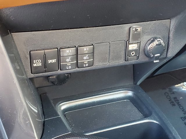 Used 2018 Toyota RAV4 SE image 29