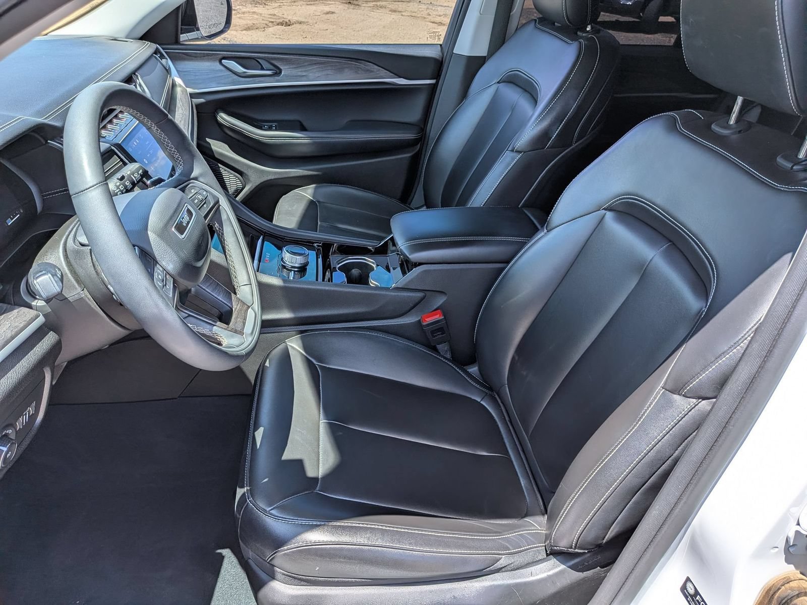 Used 2023 Jeep Grand Cherokee Limited w/ Black Appearance Package AWD/4WD image 11