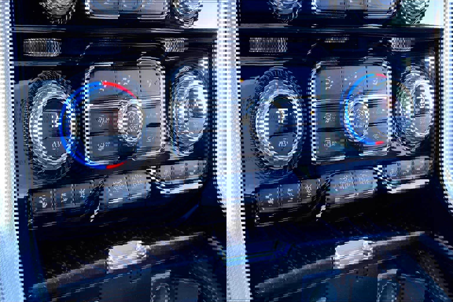 Used 2022 GMC Yukon XL Denali w/ Denali Premium Package image 30