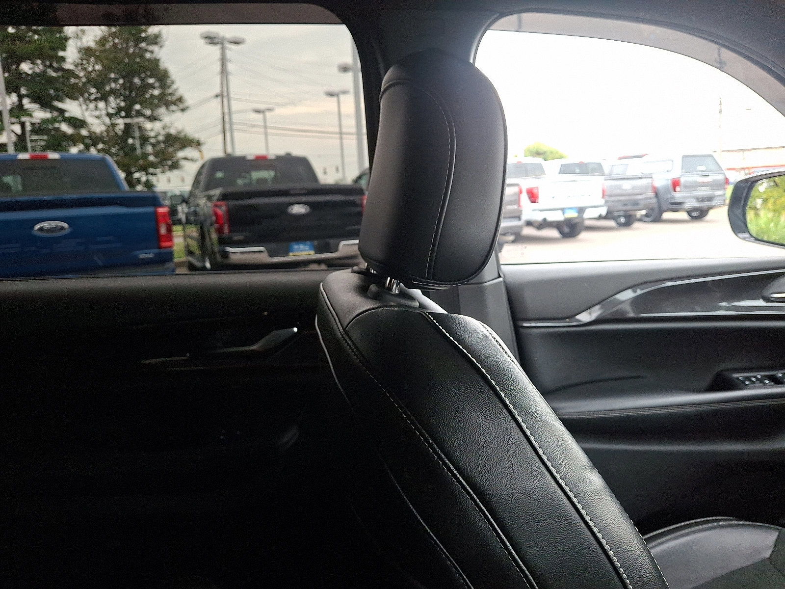 Used 2023 Jeep Grand Cherokee L Laredo image 13