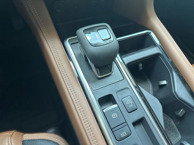 Used 2025 Nissan Pathfinder Platinum w/ Black Appearance Package image 21