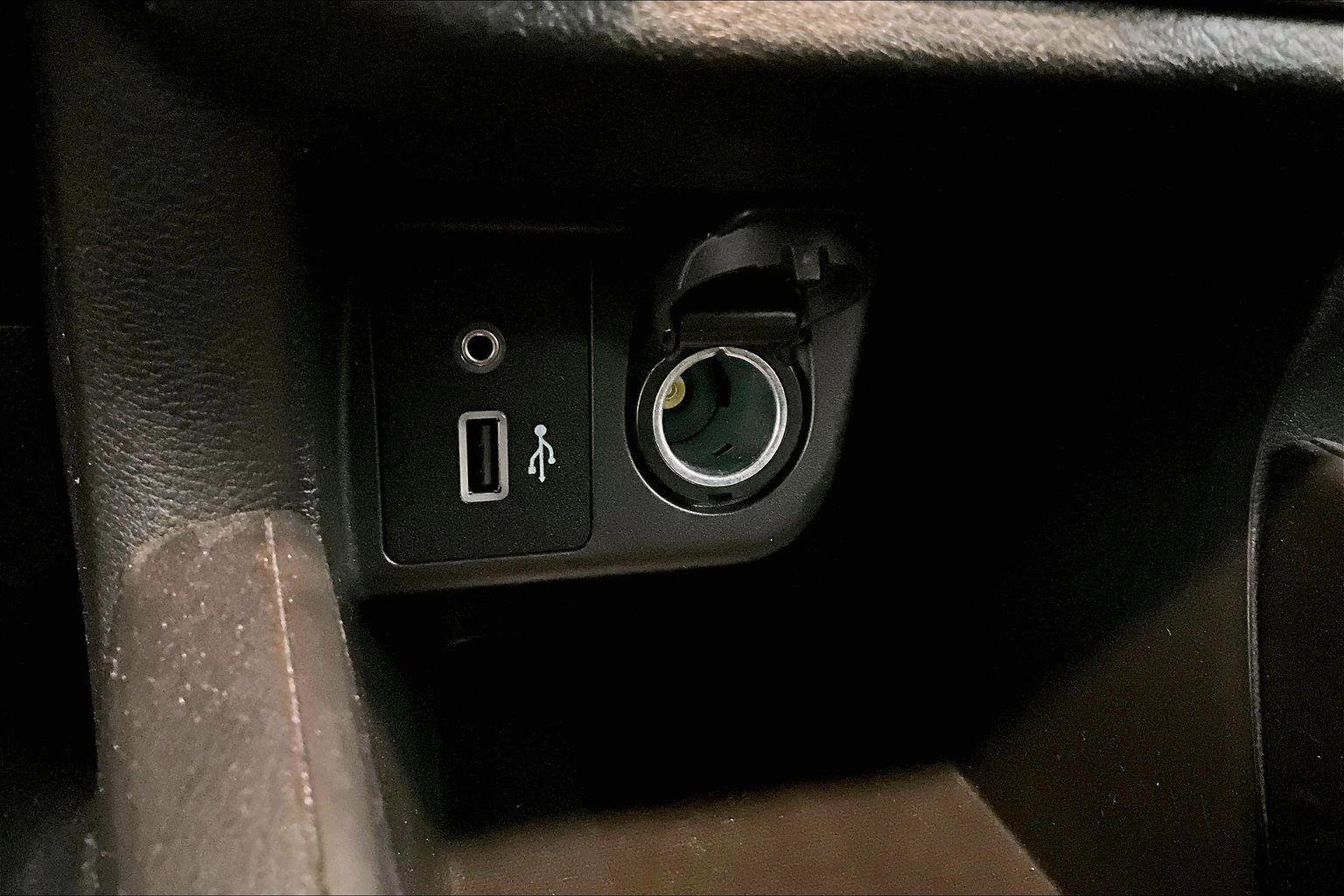 Used 2024 Nissan Versa S w/ Trunk Package image 31