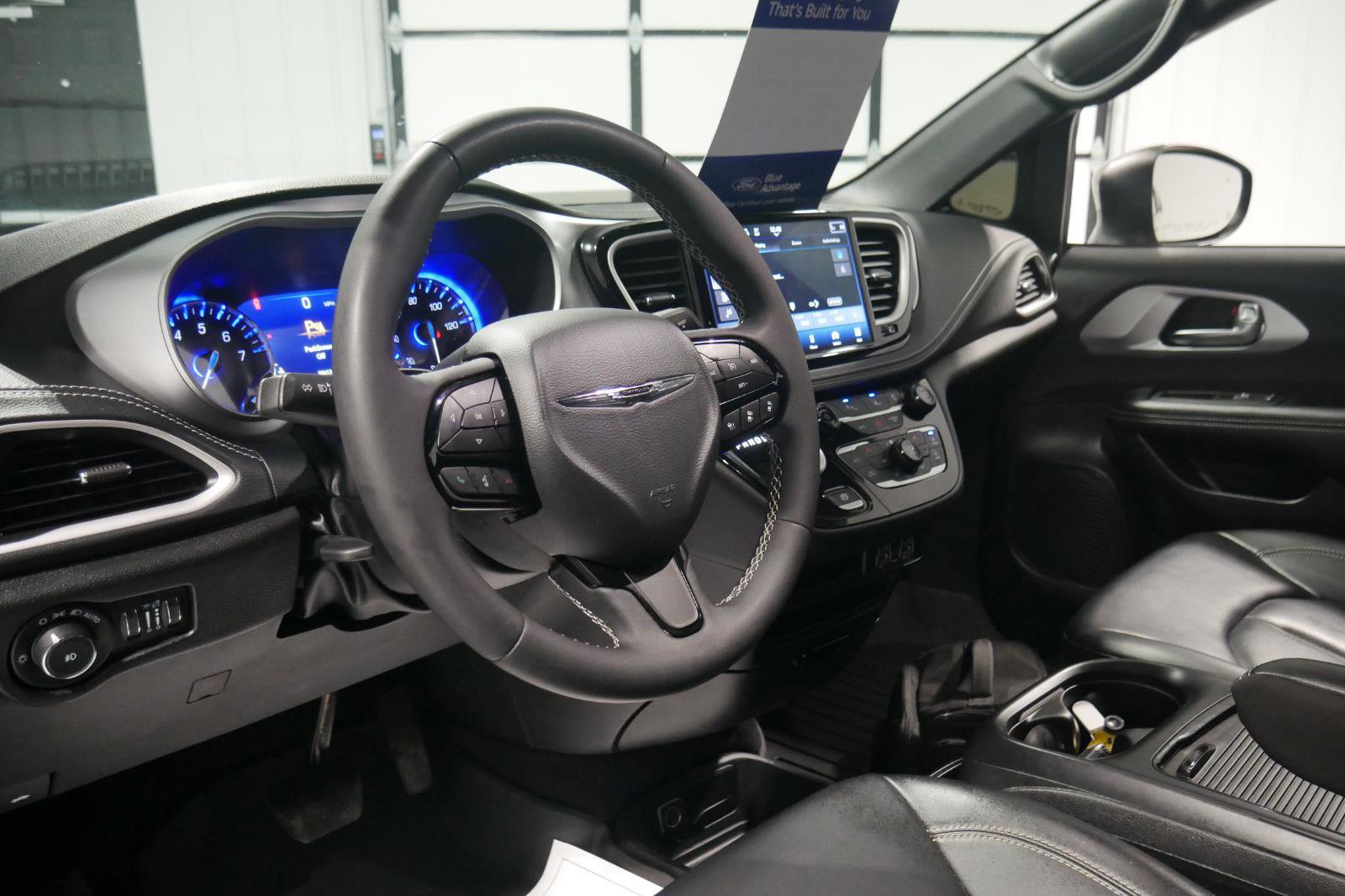 Used 2023 Chrysler Pacifica Touring-L w/ S Appearance Package image 9