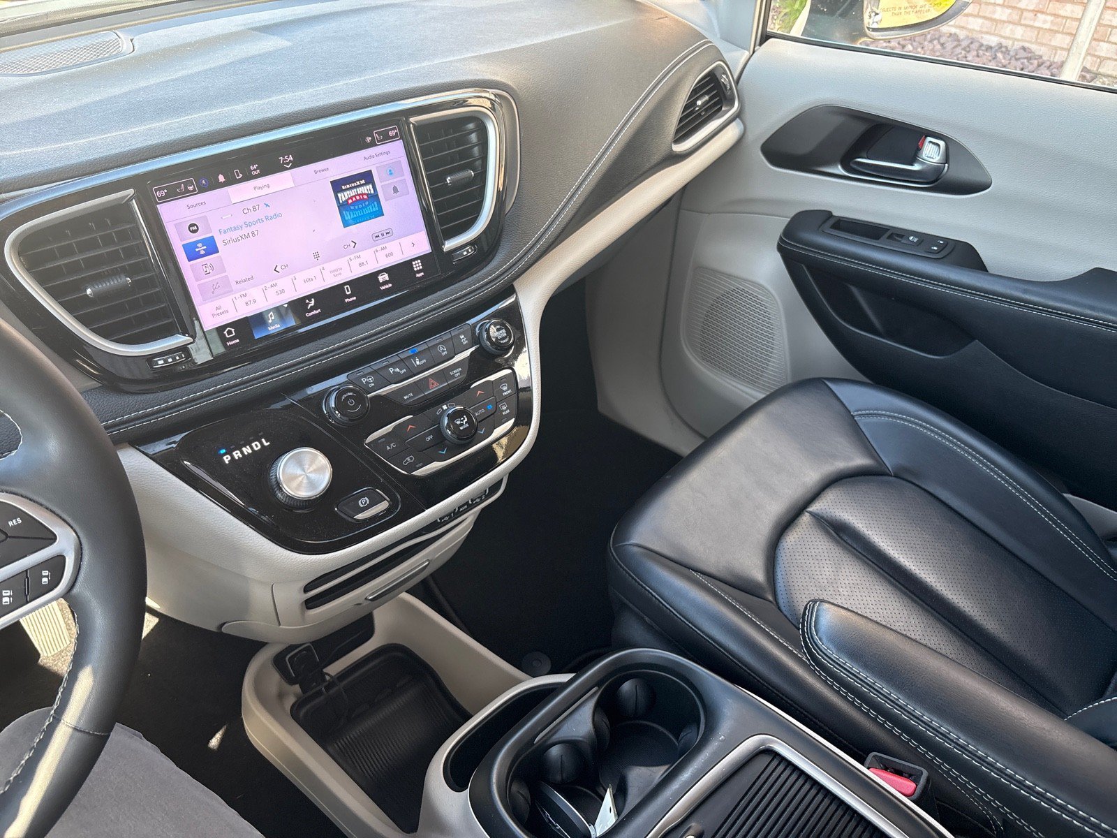 Used 2023 Chrysler Pacifica Touring-L FWD image 17