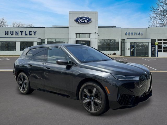 Used 2023 BMW iX xDrive50 w/ Sport Package AWD/4WD image 3