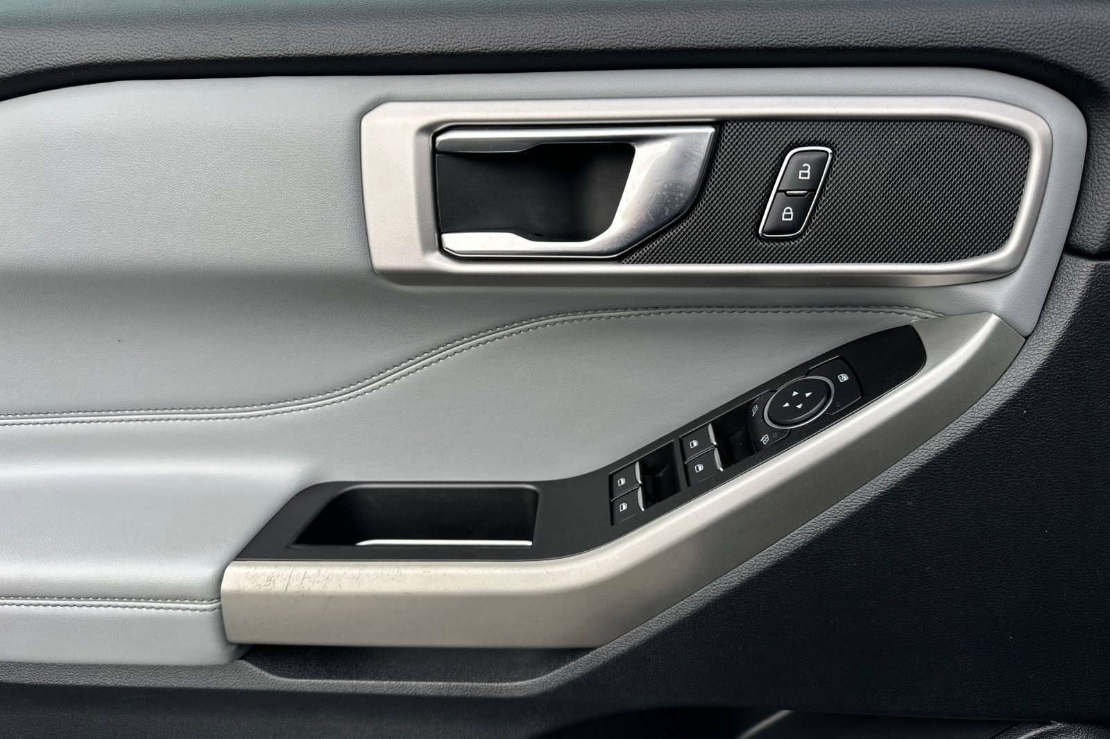 Certified 2021 Ford Explorer XLT w/ Equipment Group 202A image 11