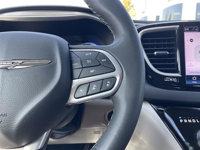 Used 2024 Chrysler Pacifica Touring-L FWD image 14