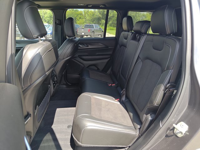 Used 2023 Jeep Grand Cherokee Altitude AWD/4WD image 11