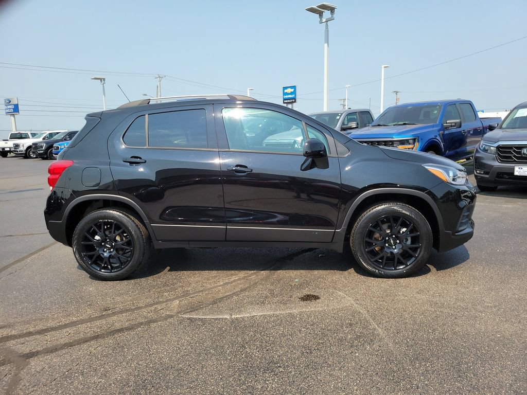 Used 2022 Chevrolet Trax LT w/ Premium Seat Package AWD/4WD image 3