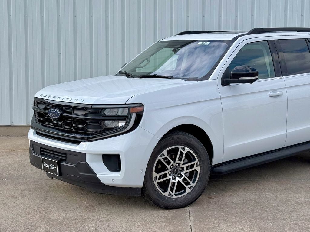 Certified 2025 Ford Expedition Active AWD/4WD image 2
