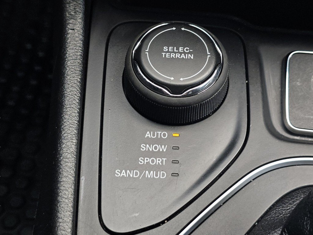 Used 2022 Jeep Cherokee Latitude w/ Trailer Tow Group AWD/4WD image 9