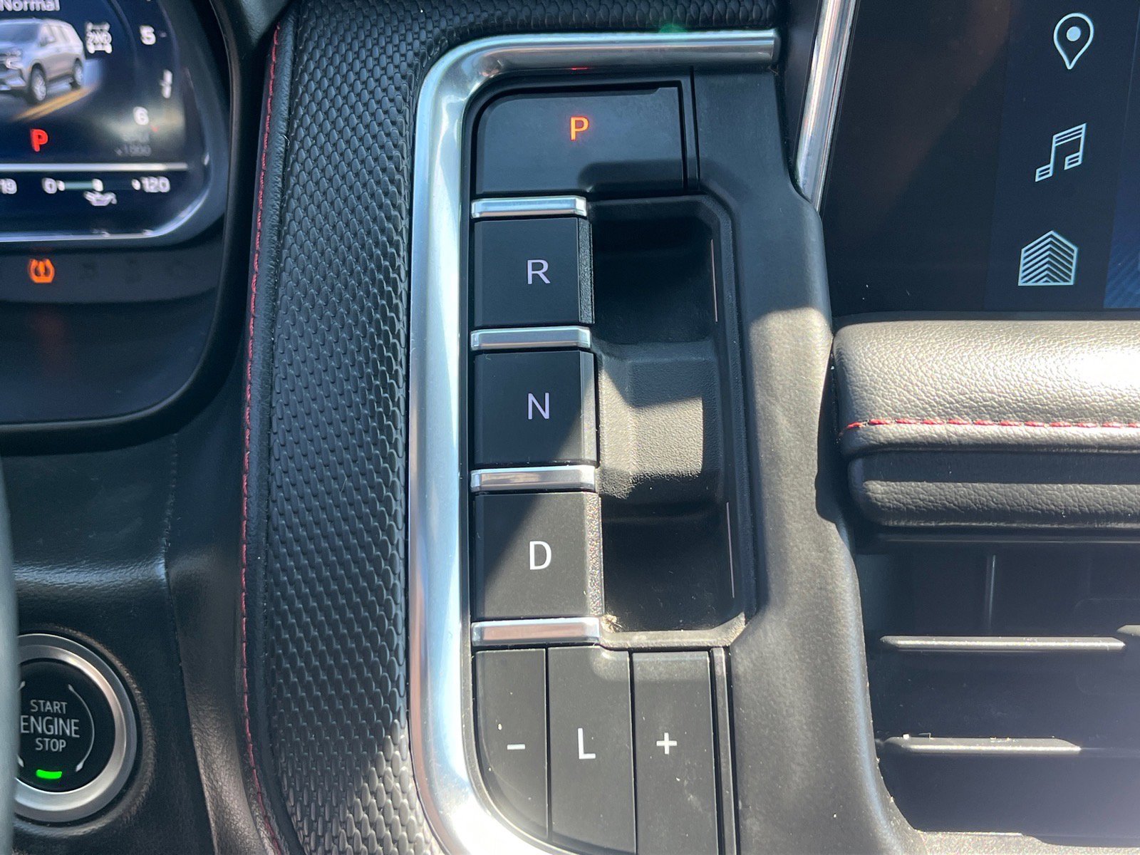 Used 2022 Chevrolet Suburban RST w/ Luxury Package image 13