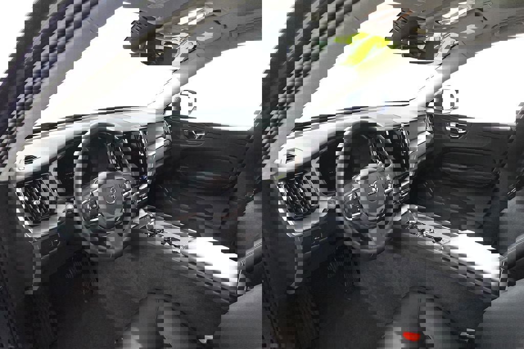 Used 2023 Volvo XC60 B5 Core image 13