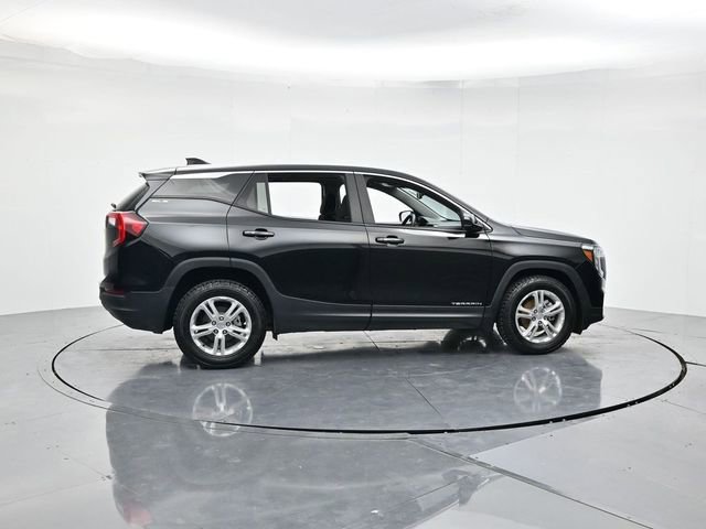 Used 2022 GMC Terrain SLE image 2