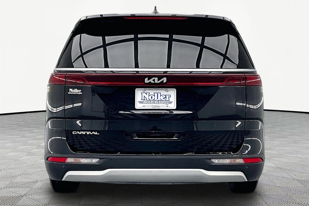 Used 2023 Kia Carnival LX FWD image 4