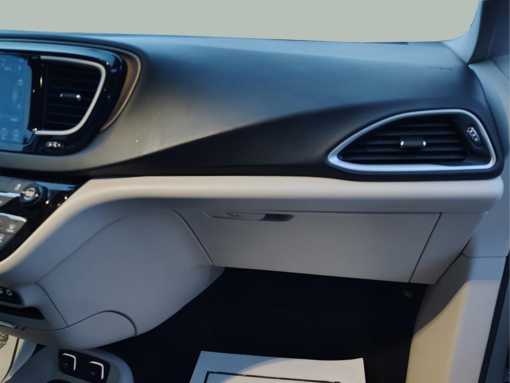 Used 2017 Chrysler Pacifica Touring-L image 33