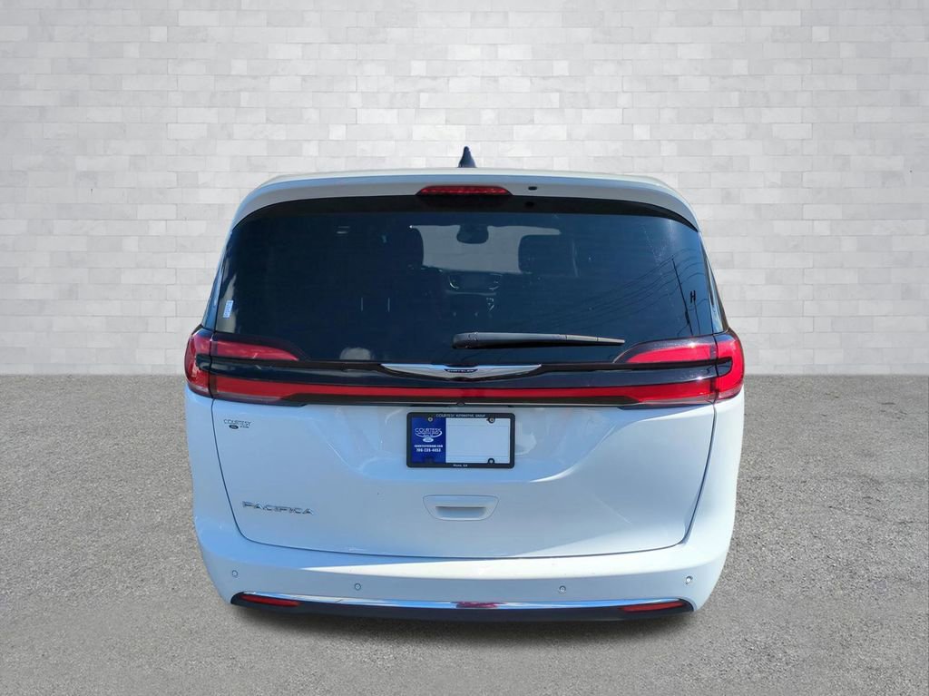 Used 2025 Chrysler Pacifica Select FWD image 6