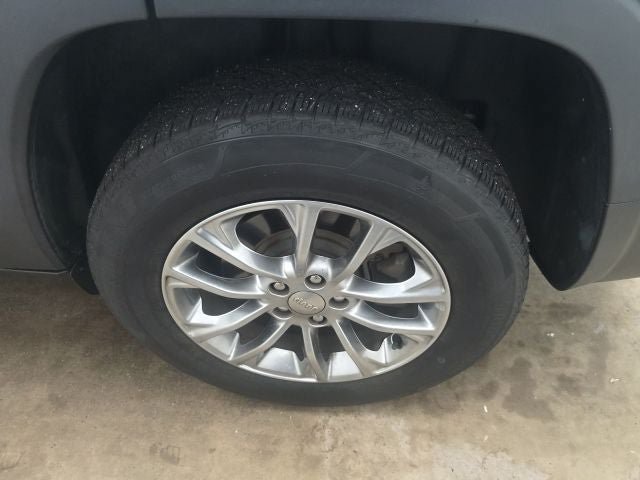 Used 2019 Jeep Cherokee Latitude Plus w/ Cold Weather Group AWD/4WD image 13