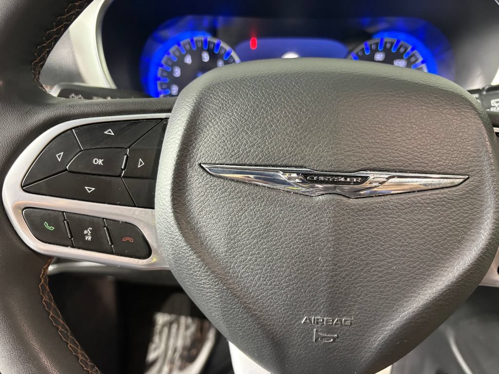 Used 2025 Chrysler Pacifica Pinnacle w/ Trailer Tow Group AWD/4WD image 23
