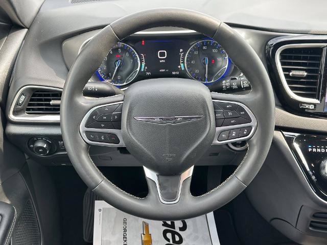 Used 2025 Chrysler Pacifica Select FWD image 7