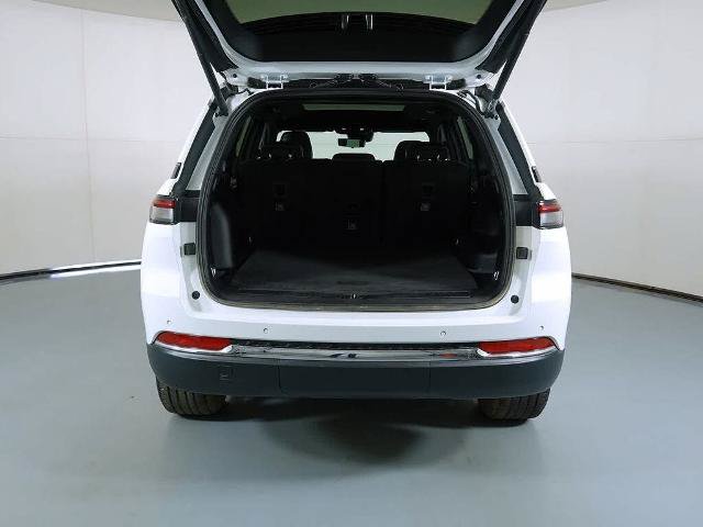 Used 2025 Jeep Grand Cherokee Limited w/ Luxury Tech Group II AWD/4WD image 4