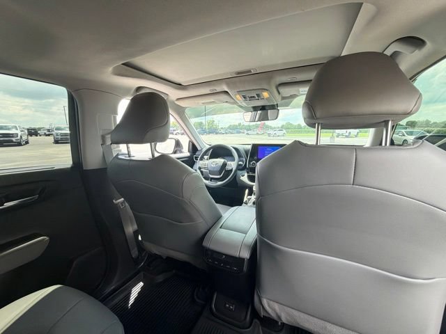 Used 2024 Toyota Highlander XLE AWD/4WD image 22