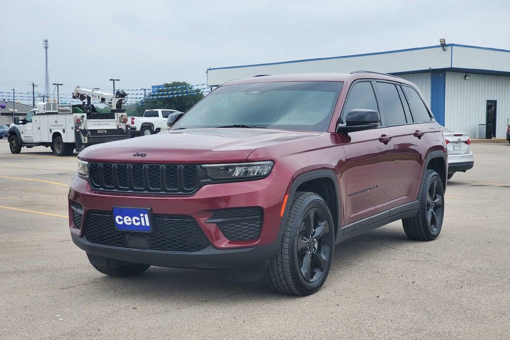 Used 2023 Jeep Grand Cherokee Altitude RWD image 2