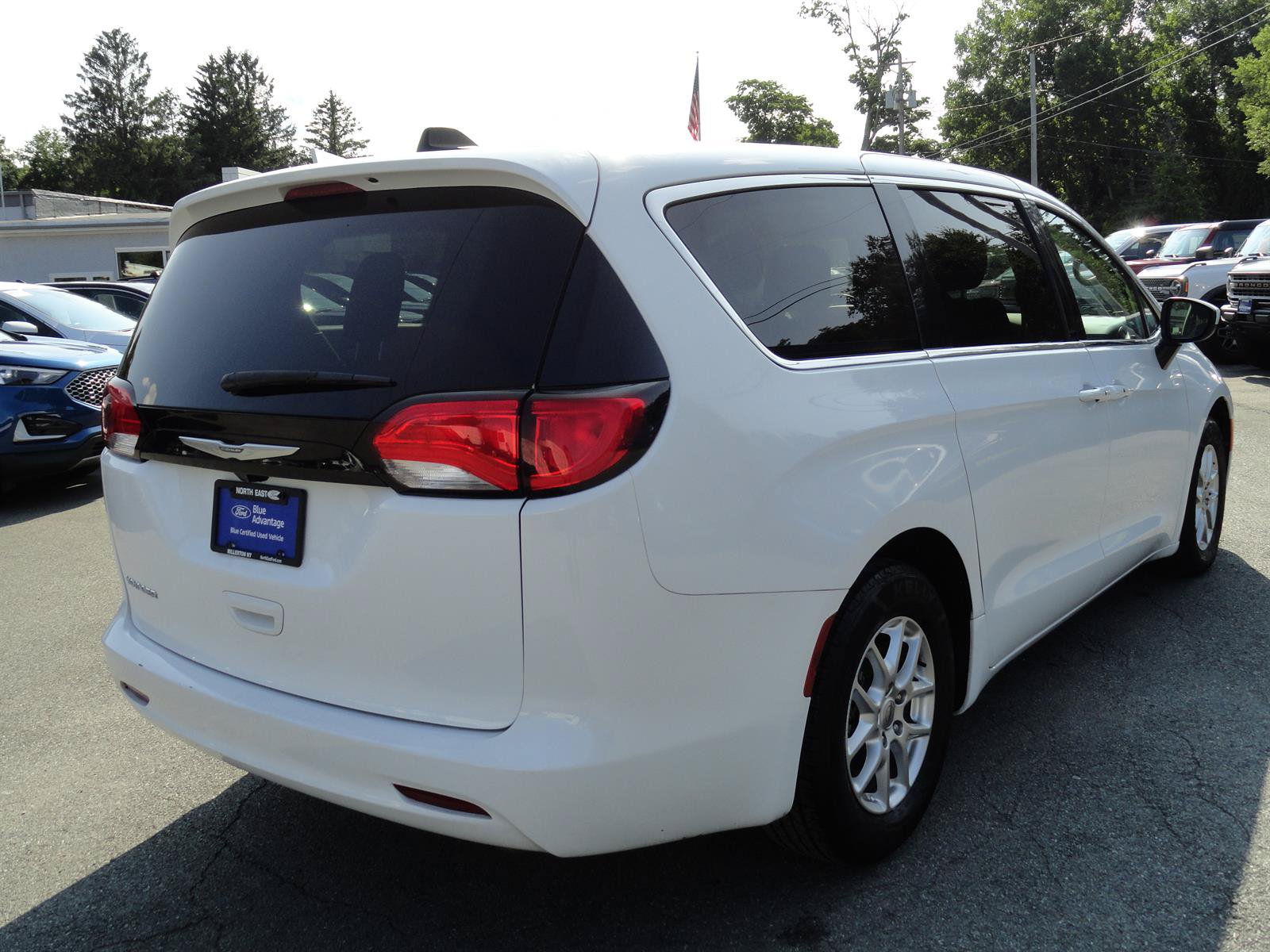Used 2023 Chrysler Voyager LX FWD image 7
