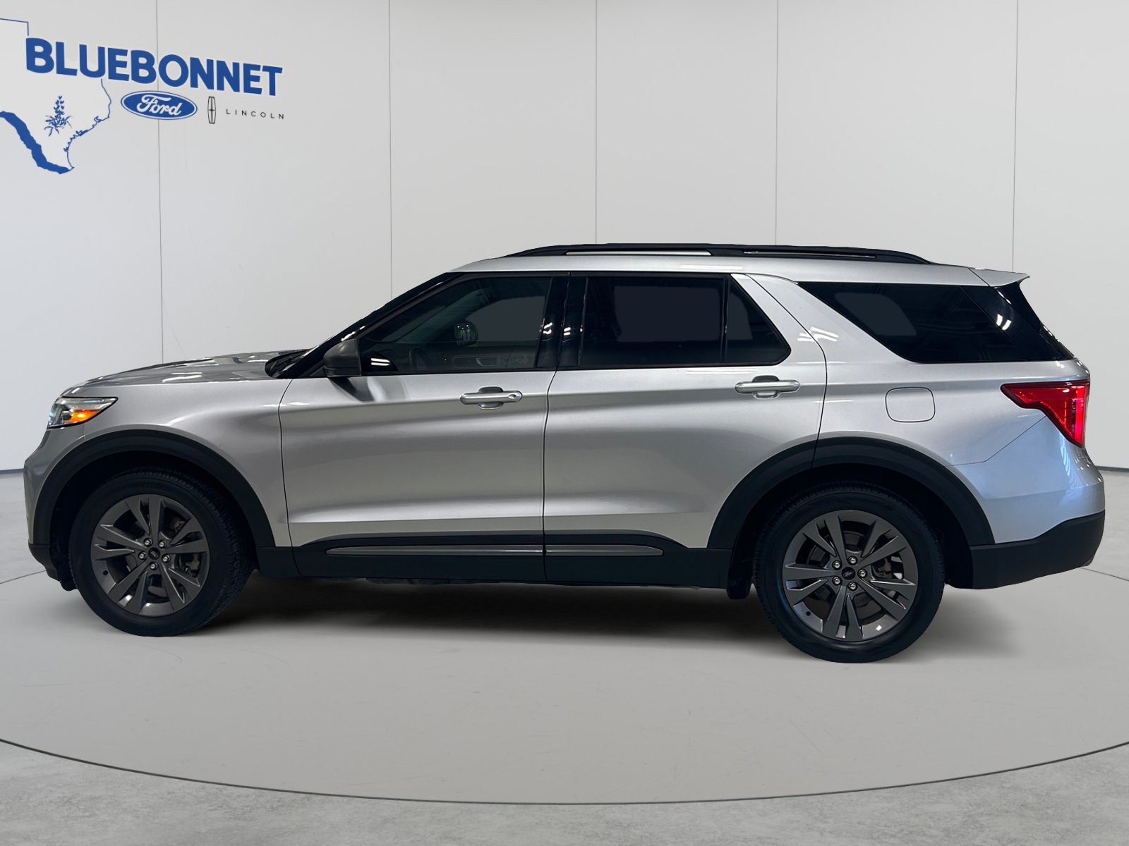 Certified 2021 Ford Explorer XLT w/ Equipment Group 202A RWD image 8