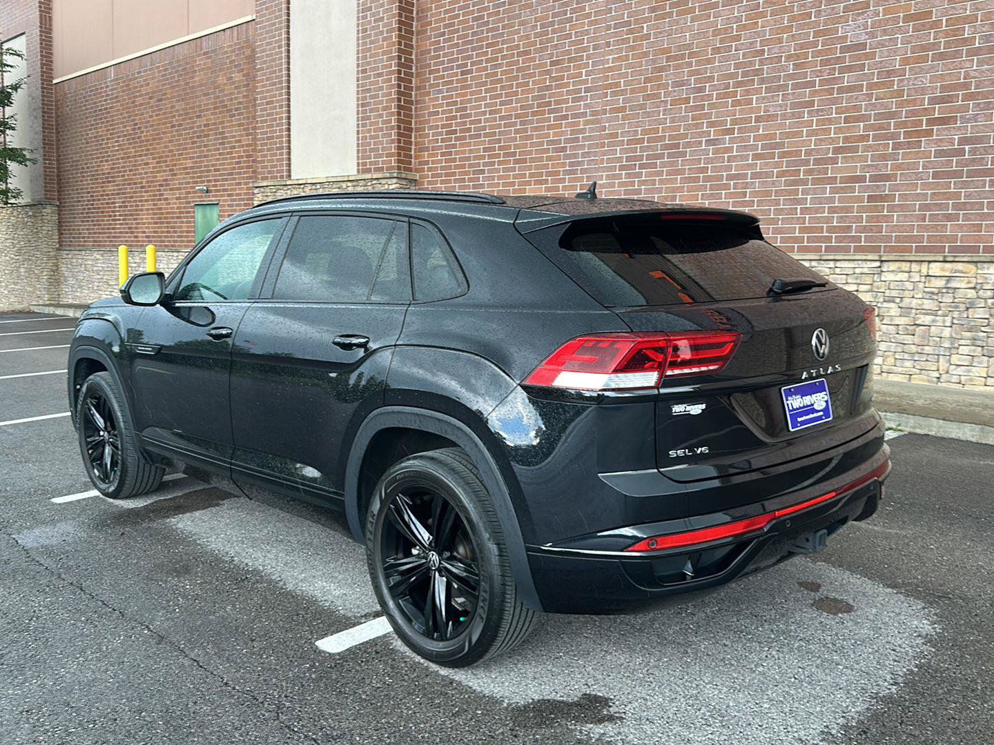 Used 2023 Volkswagen Atlas Cross Sport SEL R-Line AWD/4WD image 3