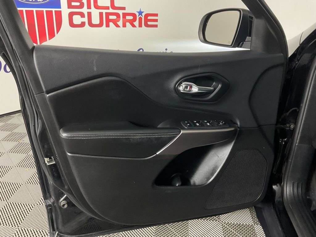 Used 2019 Jeep Cherokee Latitude w/ Popular Appearance Group image 11
