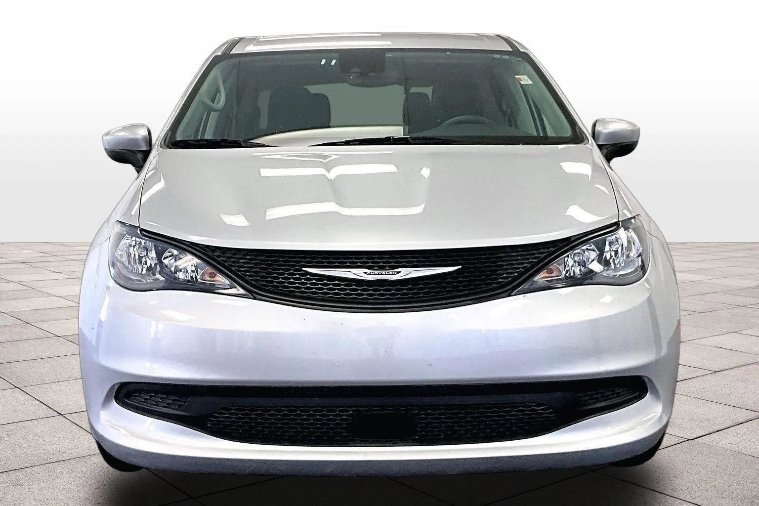 Used 2023 Chrysler Voyager LX image 3