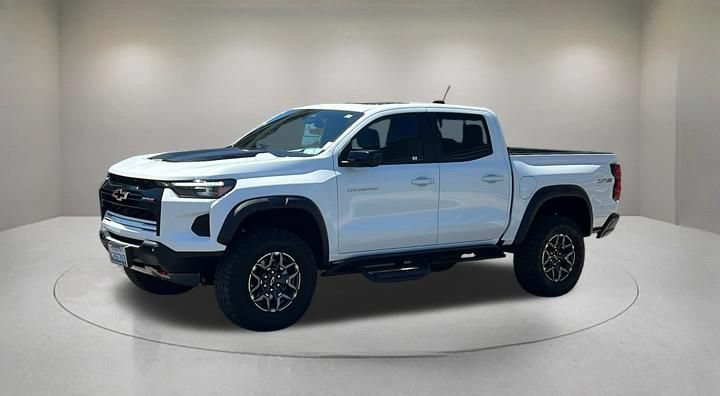 Used 2025 Chevrolet Colorado ZR2 w/ Technology Package AWD/4WD image 2