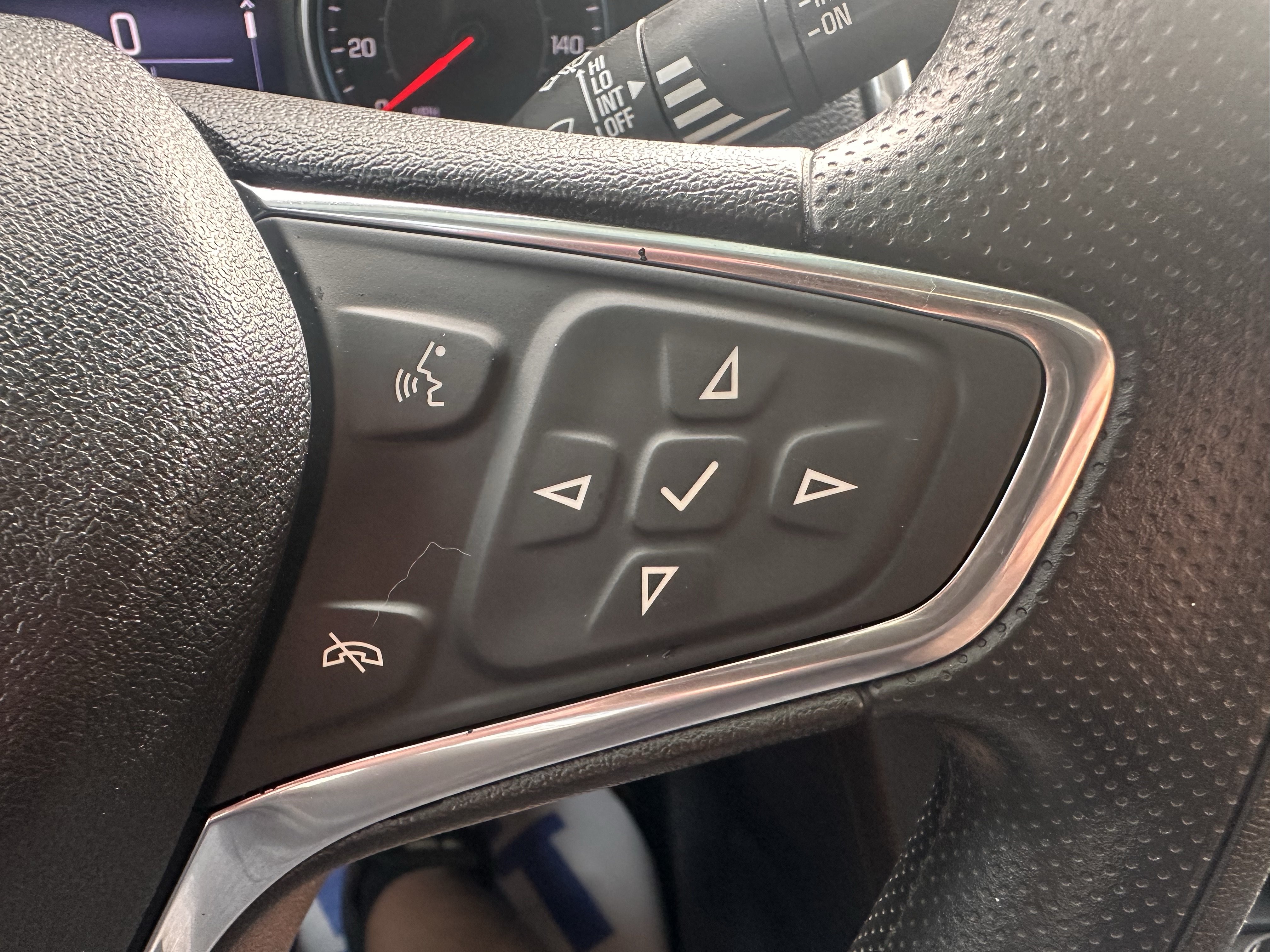 Used 2020 Chevrolet Equinox LT FWD image 22